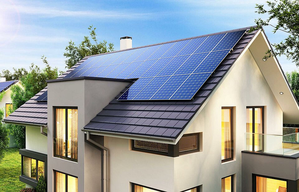 Photovoltaikmodule auf einem Einfamilienhaus vor der Inbetriebnahme
