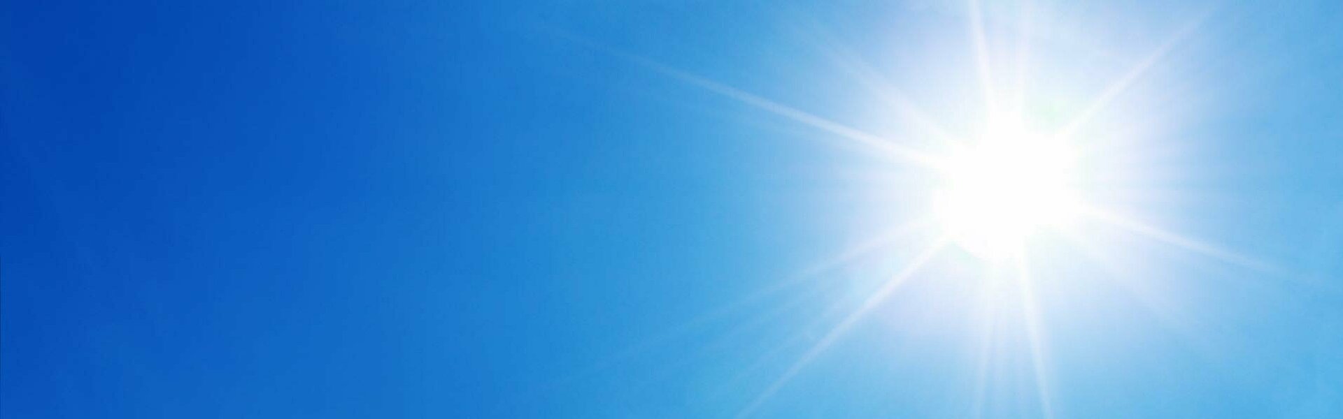 Sonne vor strahlend blauem Himmel (Symbolbild für Solarrechner)