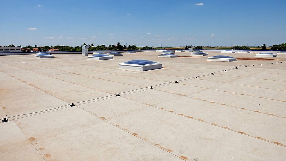 Beispielbild eines für Photovoltaikanlagen geeigneten Flachdachs