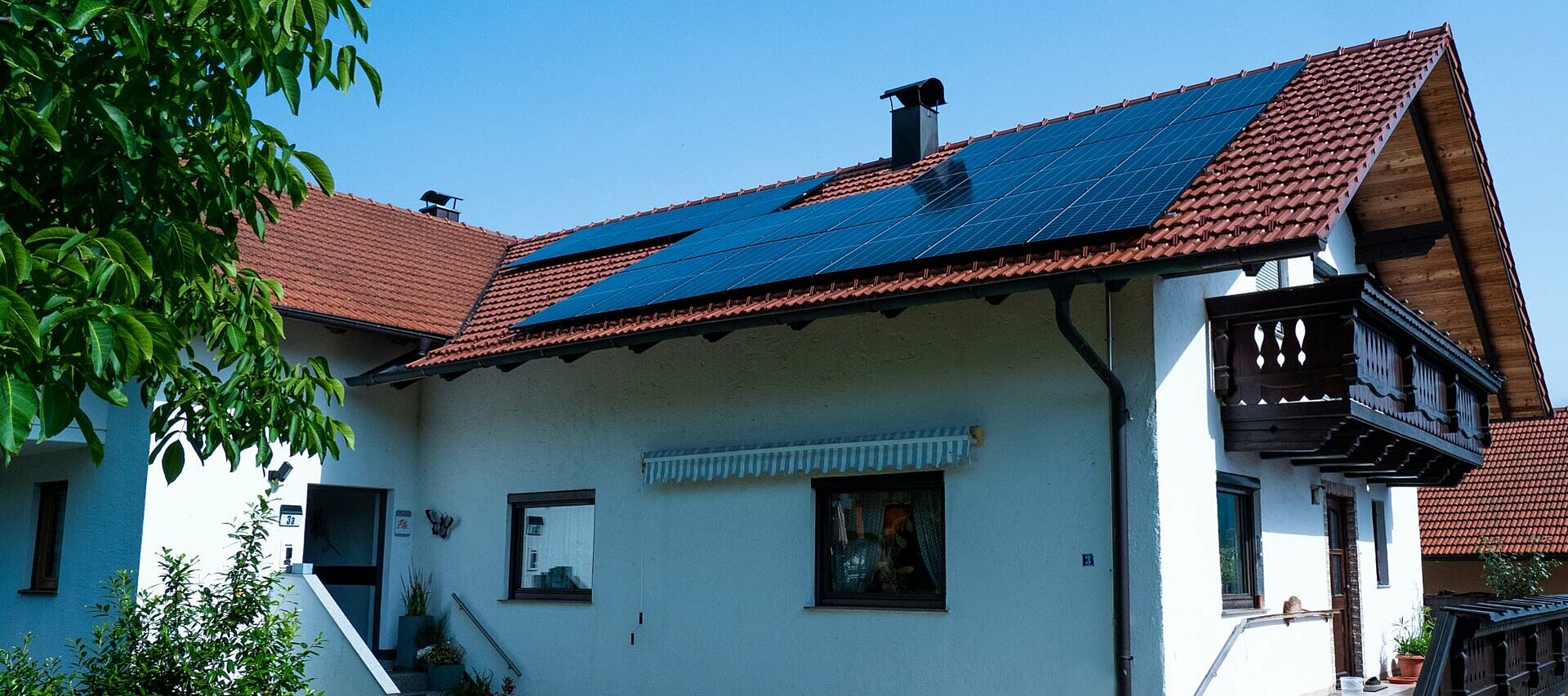 Einfamilienhaus mit 23 Photovoltaikmodulen auf dem Schrägdach