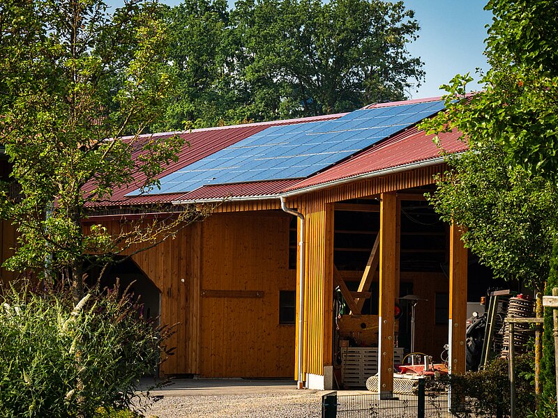 Photovoltaikmodule auf den Dächern der Reitanlage Zeitlhof in Wenzenbach