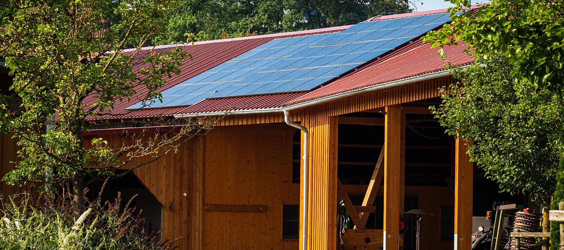 Photovoltaikmodule auf den Dächern der Reitanlage Zeitlhof in Wenzenbach