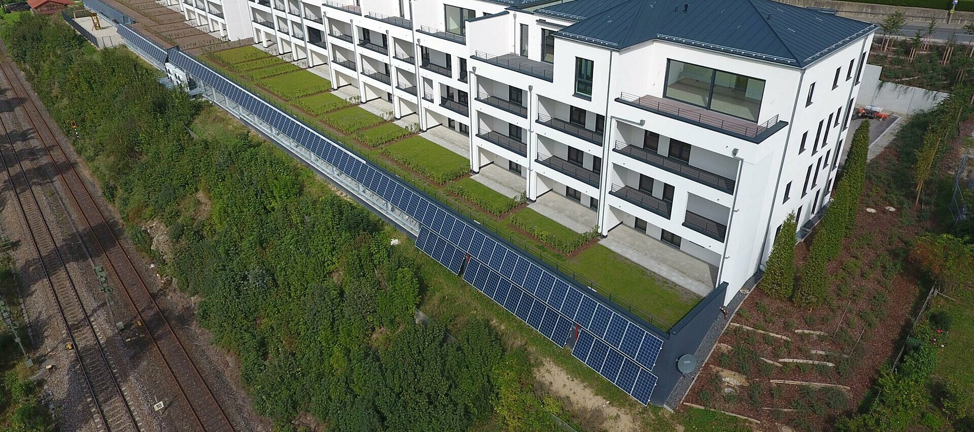 Panoramapark in Cham-West mit Fassaden-Photovoltaikanlage