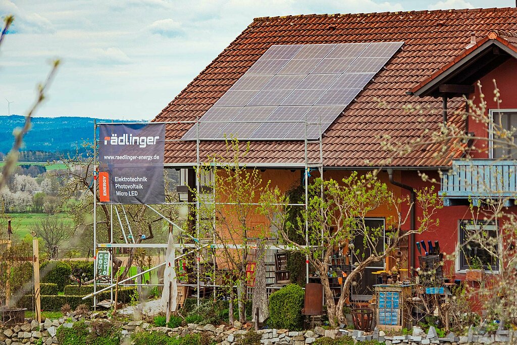 Baustelle für eine Photovoltaikanlage auf einem Privathaus von Rädlinger energy