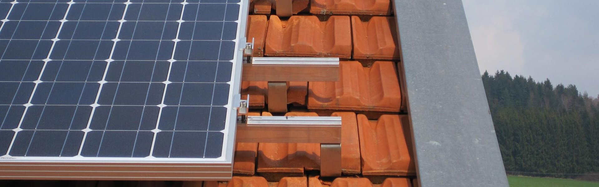 Nahaufnahme von PV-Modulen auf einem Montagesystem für ein Schrägdach