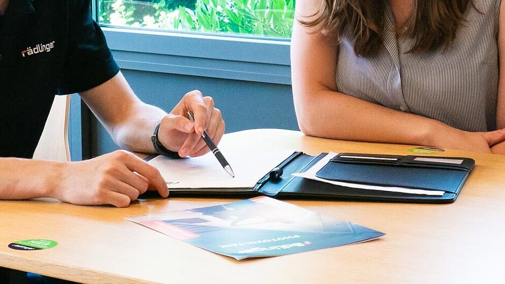 Beratungsgespräch zur Photovoltaikanlage in den Büroräumen von Rädlinger energy