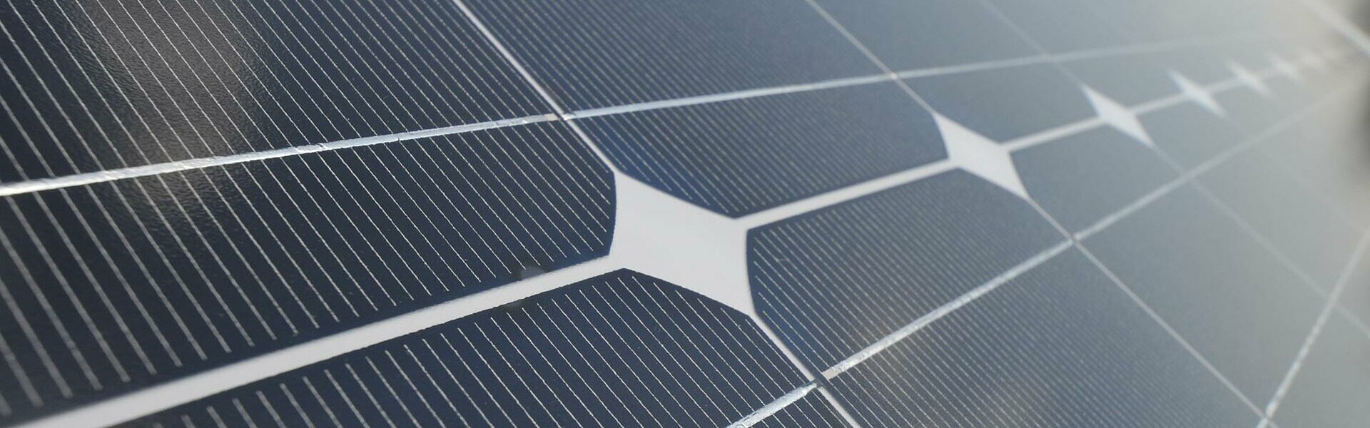 Nahaufnahme eines Photovoltaikmoduls mit erkennbaren Solarzellen
