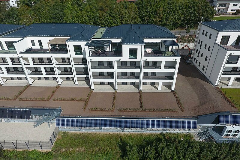 Luftaufnahme des mittleren Abschnitts der Fassaden-Photovoltaikanlage des Panoramaparks in Cham-West