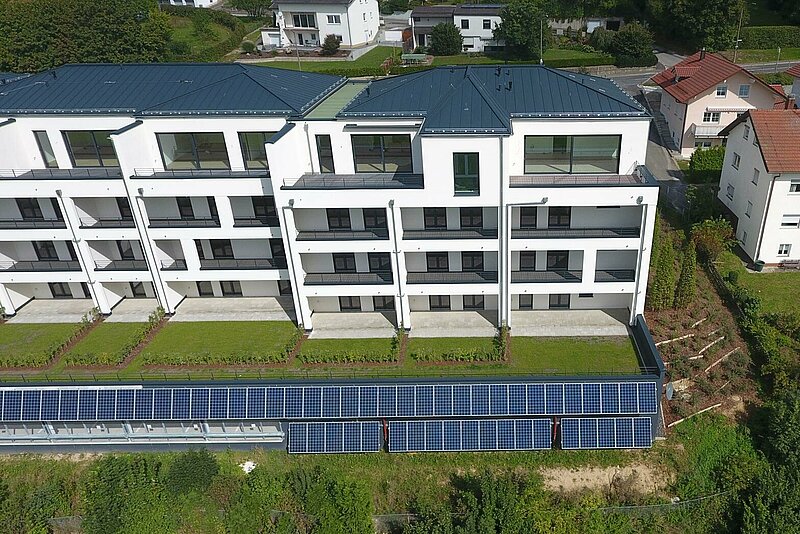 Luftaufnahme des südöstlichen Abschnitts der Fassaden-Photovoltaikanlage des Panoramaparks in Cham-West