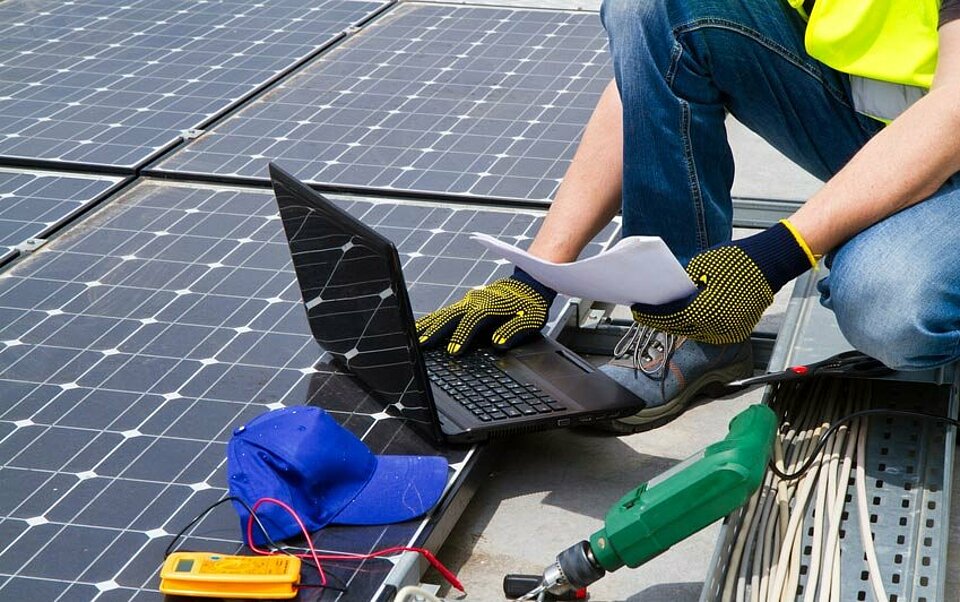 Ein Techniker führt den Service an einer Photovoltaikanlage durch